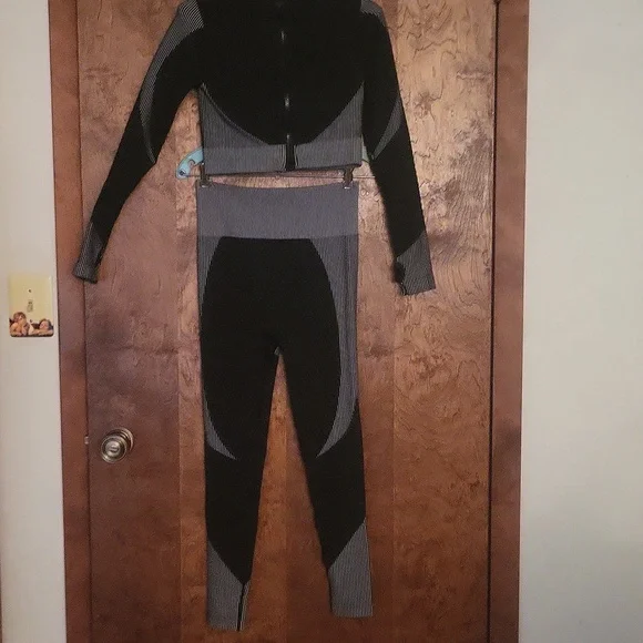 Black & Gray Two-Piece Workout / Yoga - Picture 4 of 9